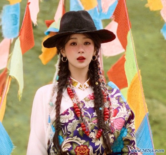 杨紫藏族青娥妆 网友盛赞“雪山下的格桑花青娥”